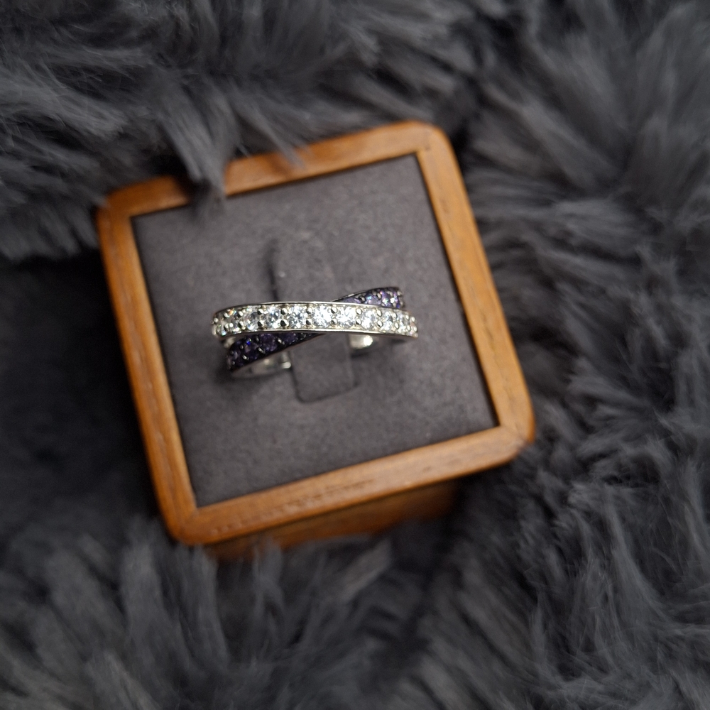 Stunning Silver and Black Women's Ring